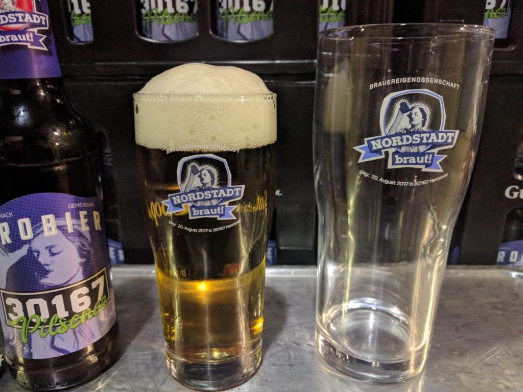 Die Gläser mit farbigem Logo der Nordstadt braut! gibt es in zwei verschiedenen Größen