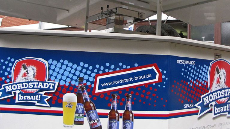 Mehr über den Artikel erfahren Fertig – unser Schankwagen jetzt in voller Pracht