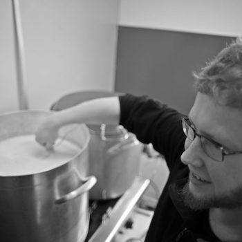 AG Forschung und Entwicklung misst die Temperatur des Suds